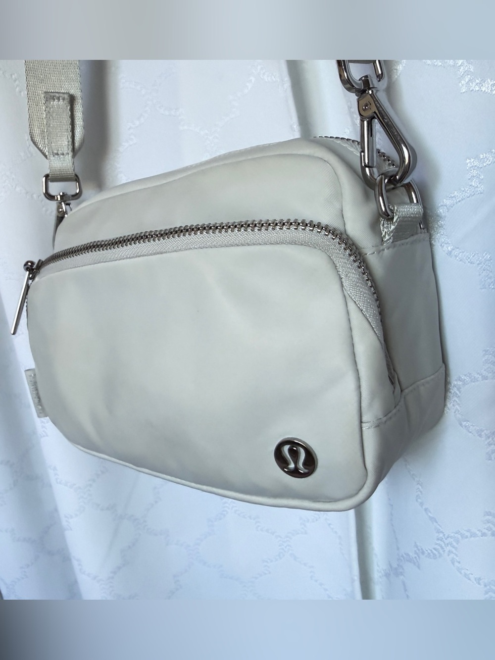 Lululemon Everywhere Crossbody Bag 2L Light Beige Cream